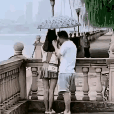 小哥哥手足无措的样子，像不像刚谈恋爱时候的你，手不知道往哪里放。[偷笑][偷笑]