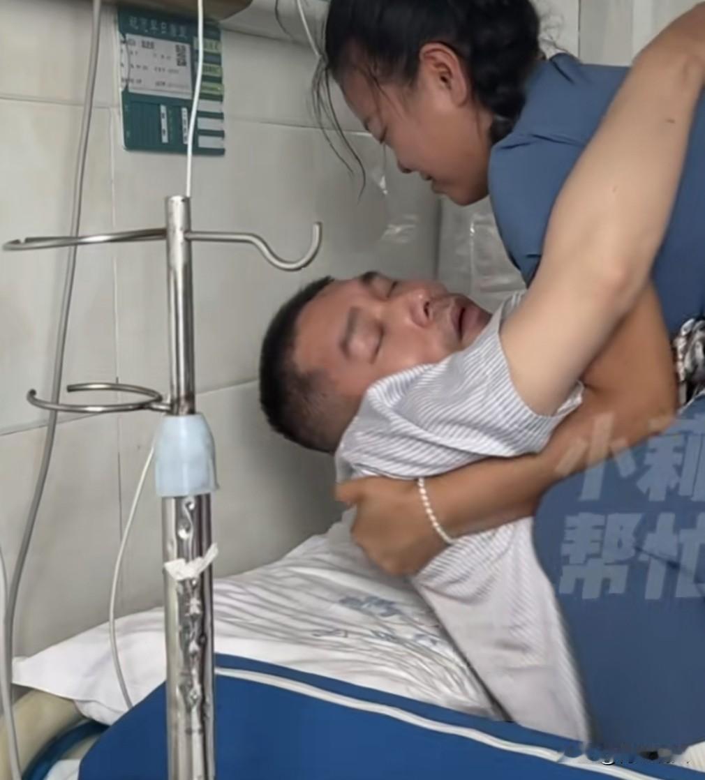 河南开封，3岁男童爬到危房屋顶上去玩，路过的男人赶紧去救人，结果屋顶塌了，男子头