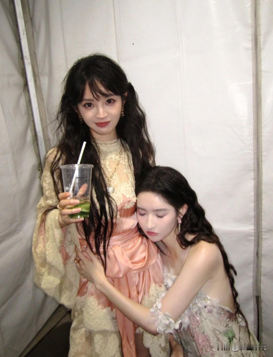 田曦薇你在暗爽什么
两个都超级美，封面这个图我一开始以为是刘亦菲跟田曦薇
田曦薇