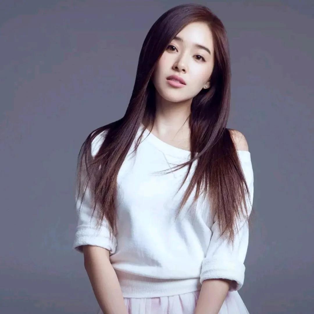 温柔的长发，简约的白色上衣，优雅而清新的气质。温婉长发少女 温柔长发少女 温柔气