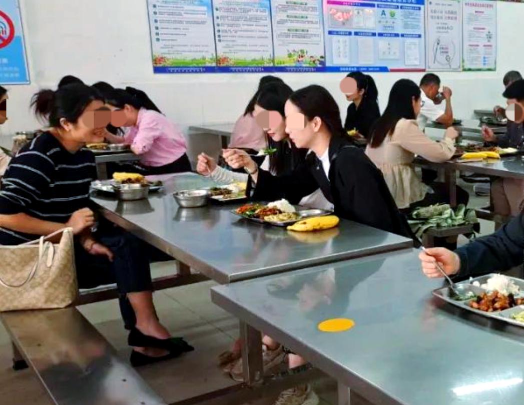 到底算不算工伤？四川成都，一女老师在学校食堂吃鱼时被鱼刺卡住食道，做了手术才取出