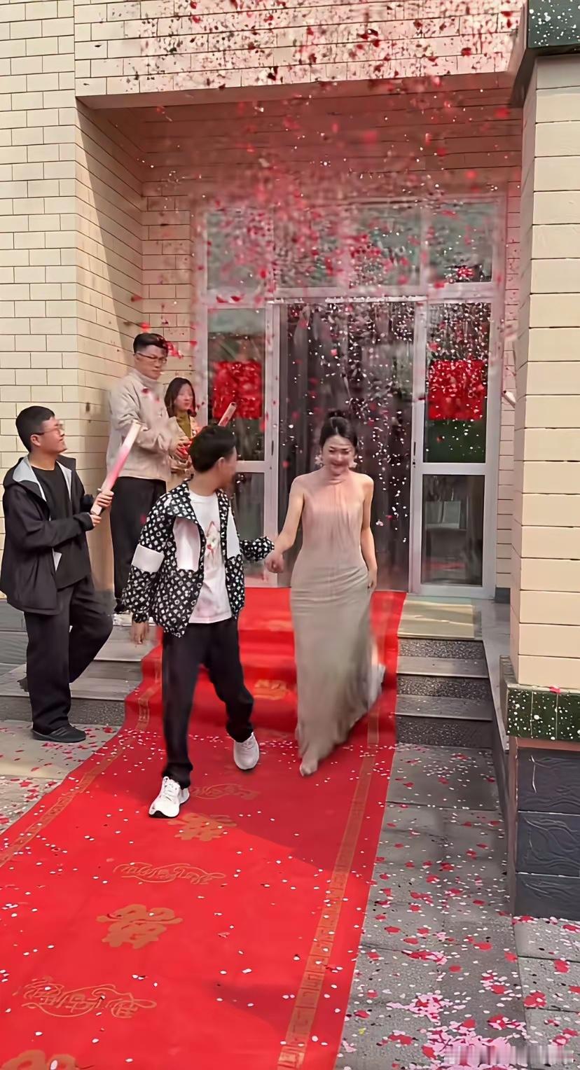 父母有钱，儿子都普遍结婚早。 