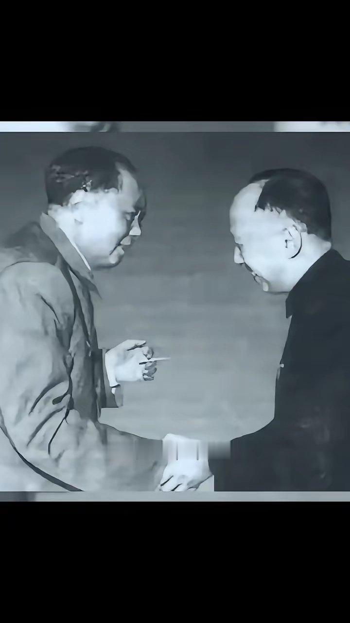 毛主席握手时是极少躬身的，哪怕是面对世界上最有权势的元首，他的腰杆始终笔直，谁能