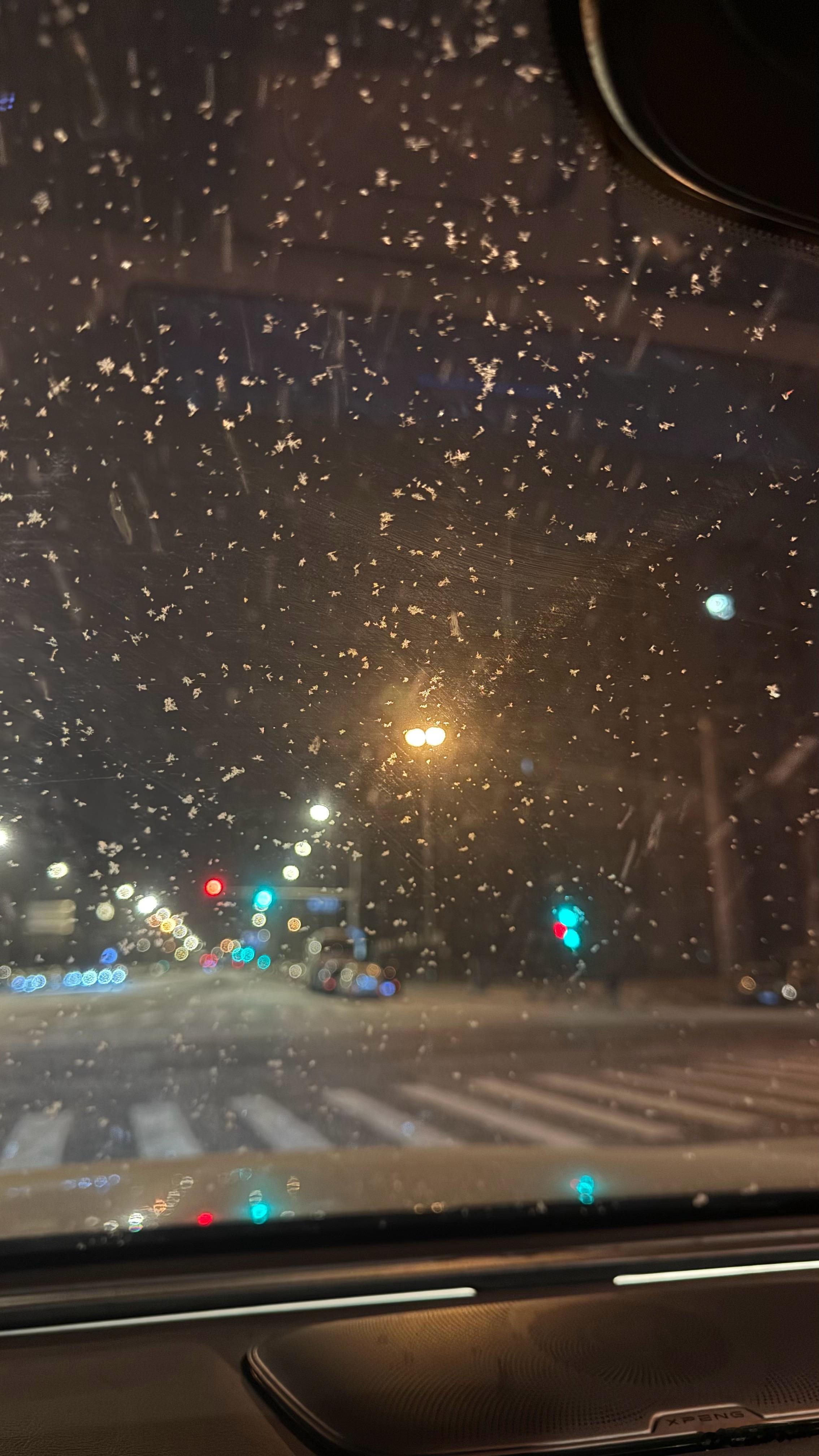 风雪夜归人雪好大呀好喜欢，什么时候能看一场超级大雪啊（今天过于活跃了）（下雪兴奋