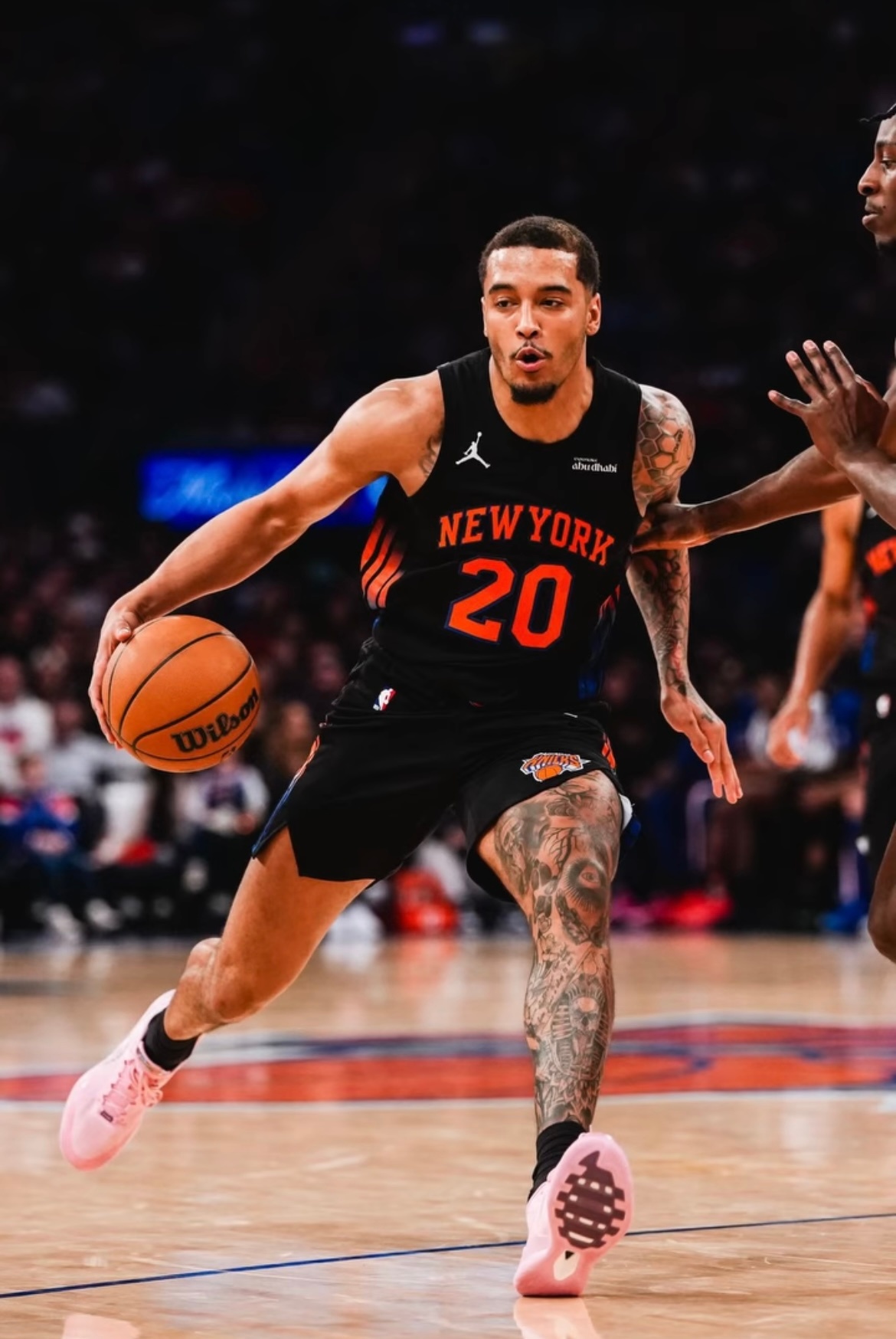 才看到索子剪回寸头了啊看起来厉害多了在昨天尼克斯136-96大胜公牛的比赛中，索