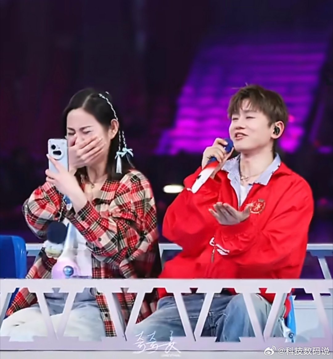 你看被张杰坐在旁边拍照得小姐姐的手机这不是演唱会神器嘛