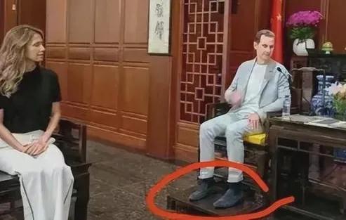 想不明白叙利亚国民如此庆祝的原因是什么？
一个心系百姓的总统，出国访问都是穿的旧