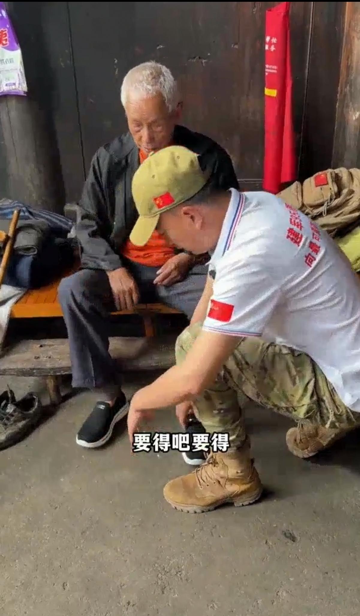 见到98岁抗美援朝老兵，敬礼那一刻瞬间破防！
 
寻访队伍上门看望一位98岁志愿