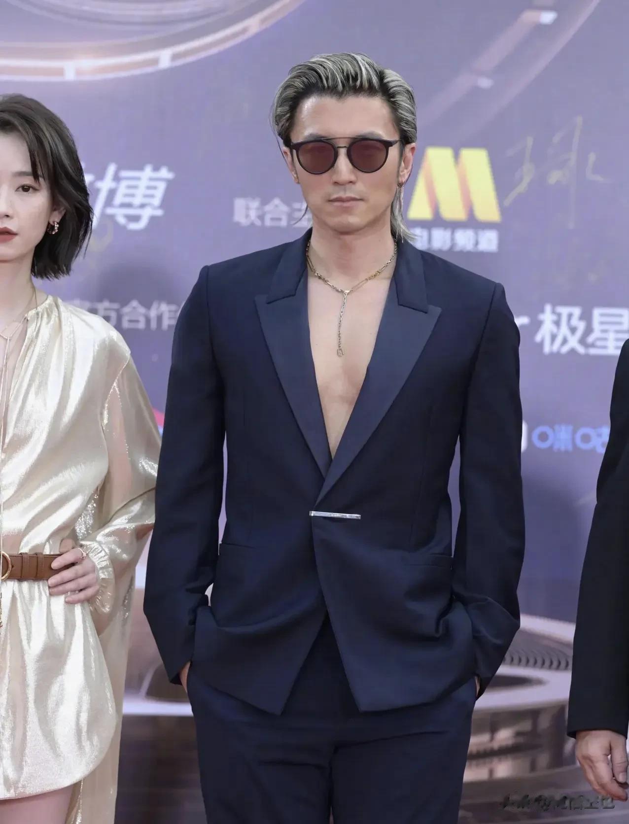 真是不习惯，怎么谢霆锋又开始走这种油头坦胸的路线了？刚出道那几年，谢霆锋走的就是