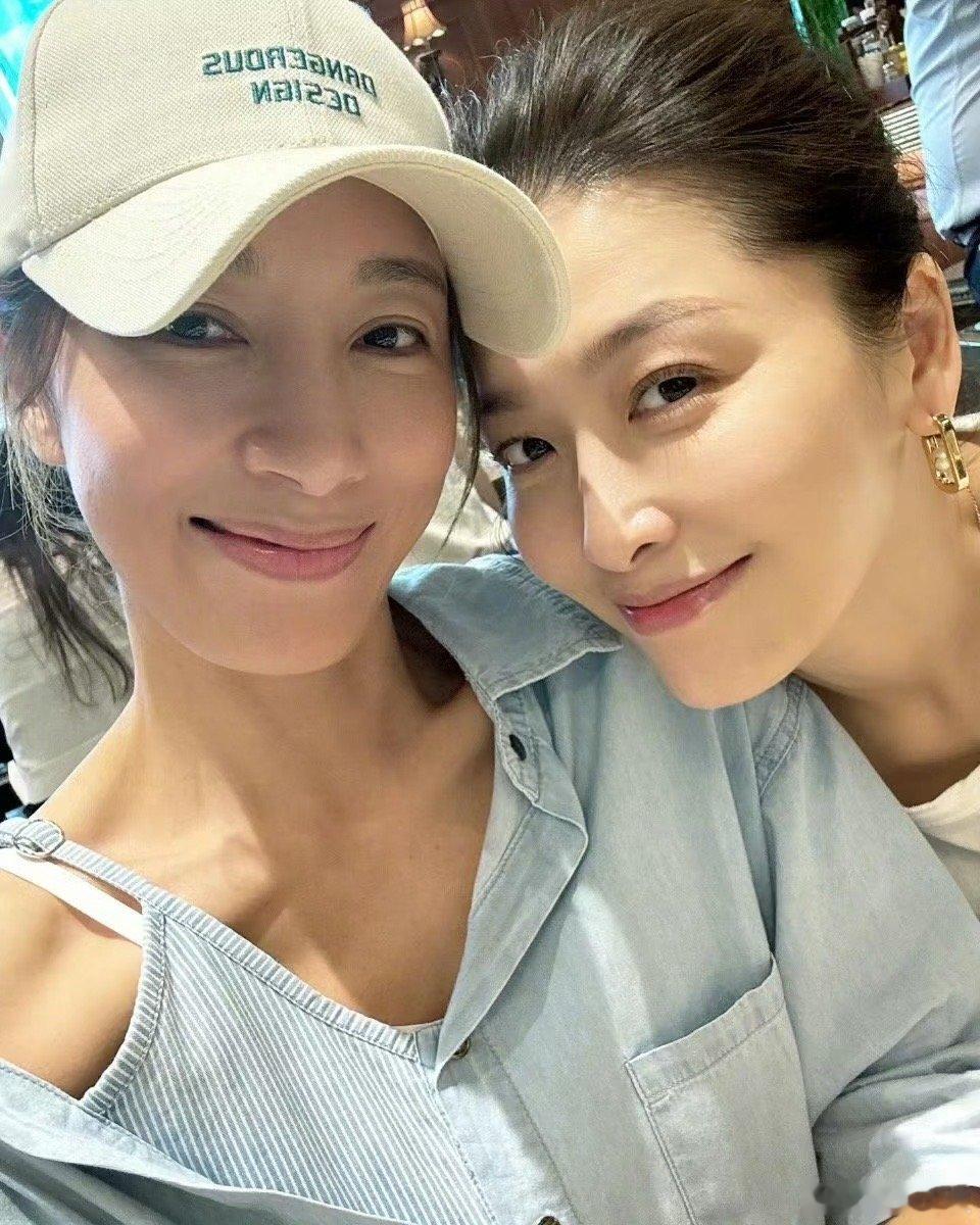 没想到杨怡和周丽淇关系这么好，两个大美女也要多出来拍戏啊。 ​​​