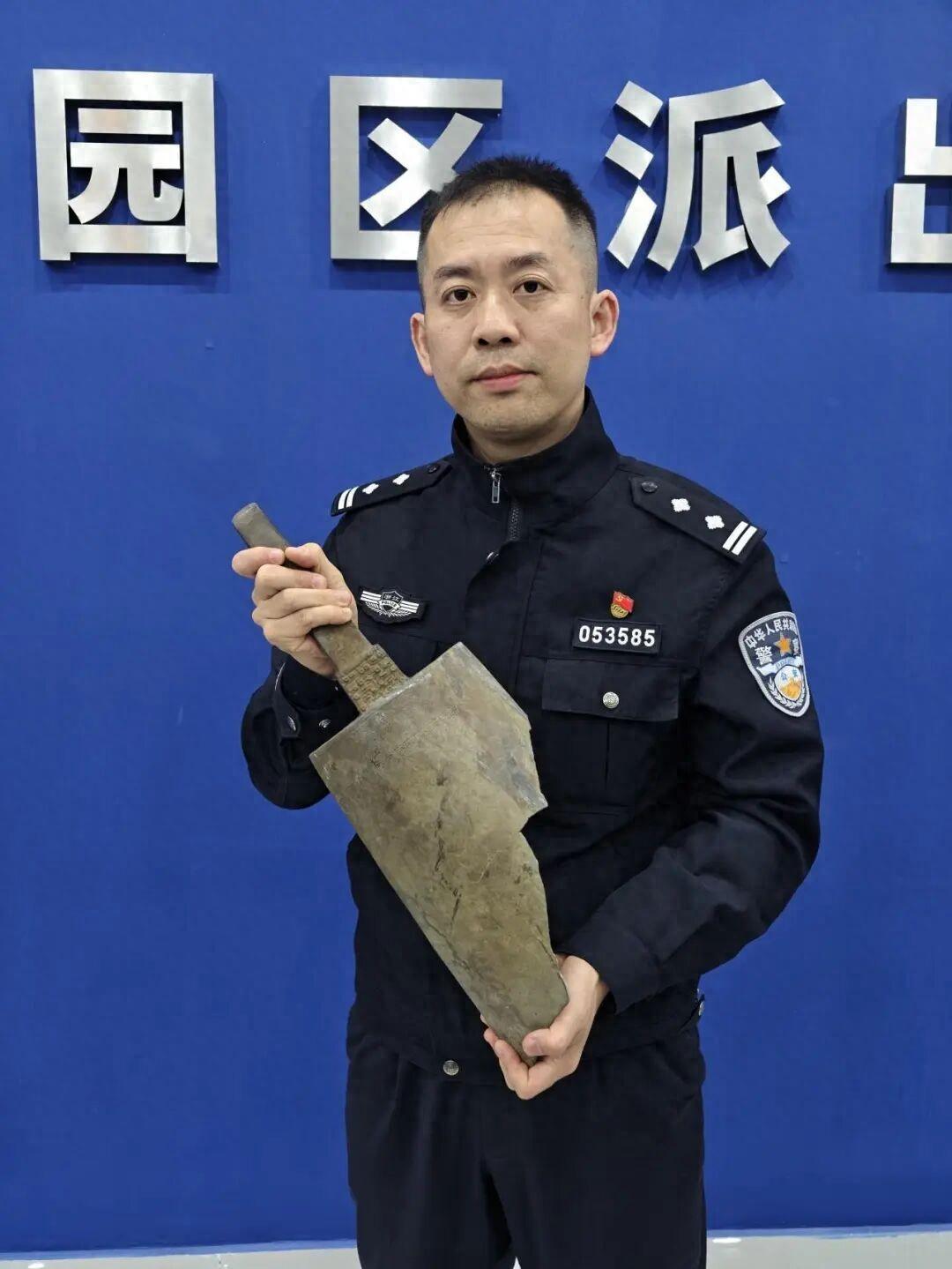 重大发现！4月11日报道，一对收废品的老夫妻在河边捡废品，翻出一块沉甸甸长满绿锈