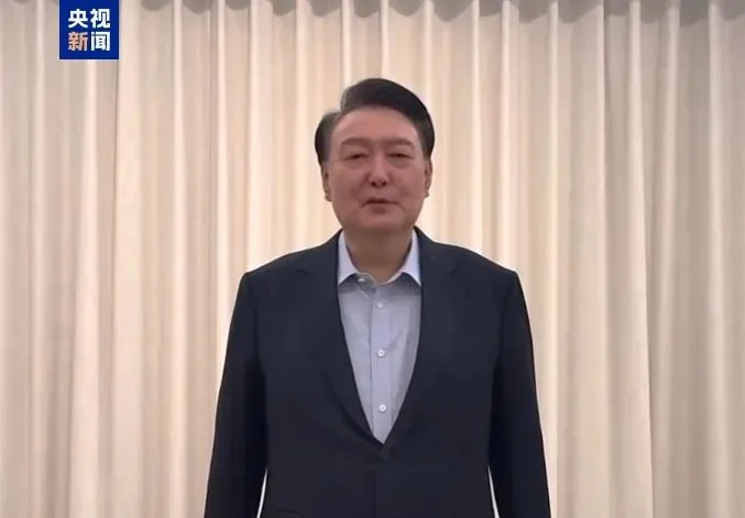 尹锡悦逮捕令  尹锡悦终于被捕了！据央视新闻报道，韩国公调处称，当地时间15日1