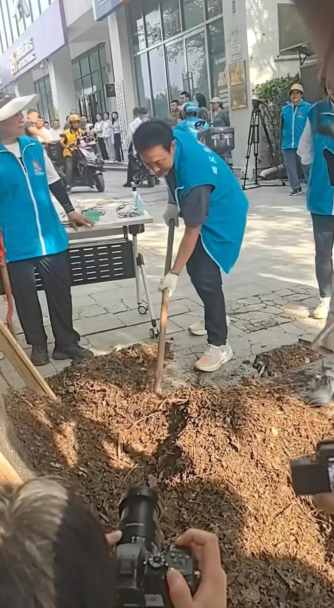 近日，明星张颂文现身北京顺义参与志愿者活动。从拍摄的视频来看，他绝非做做样子。堆