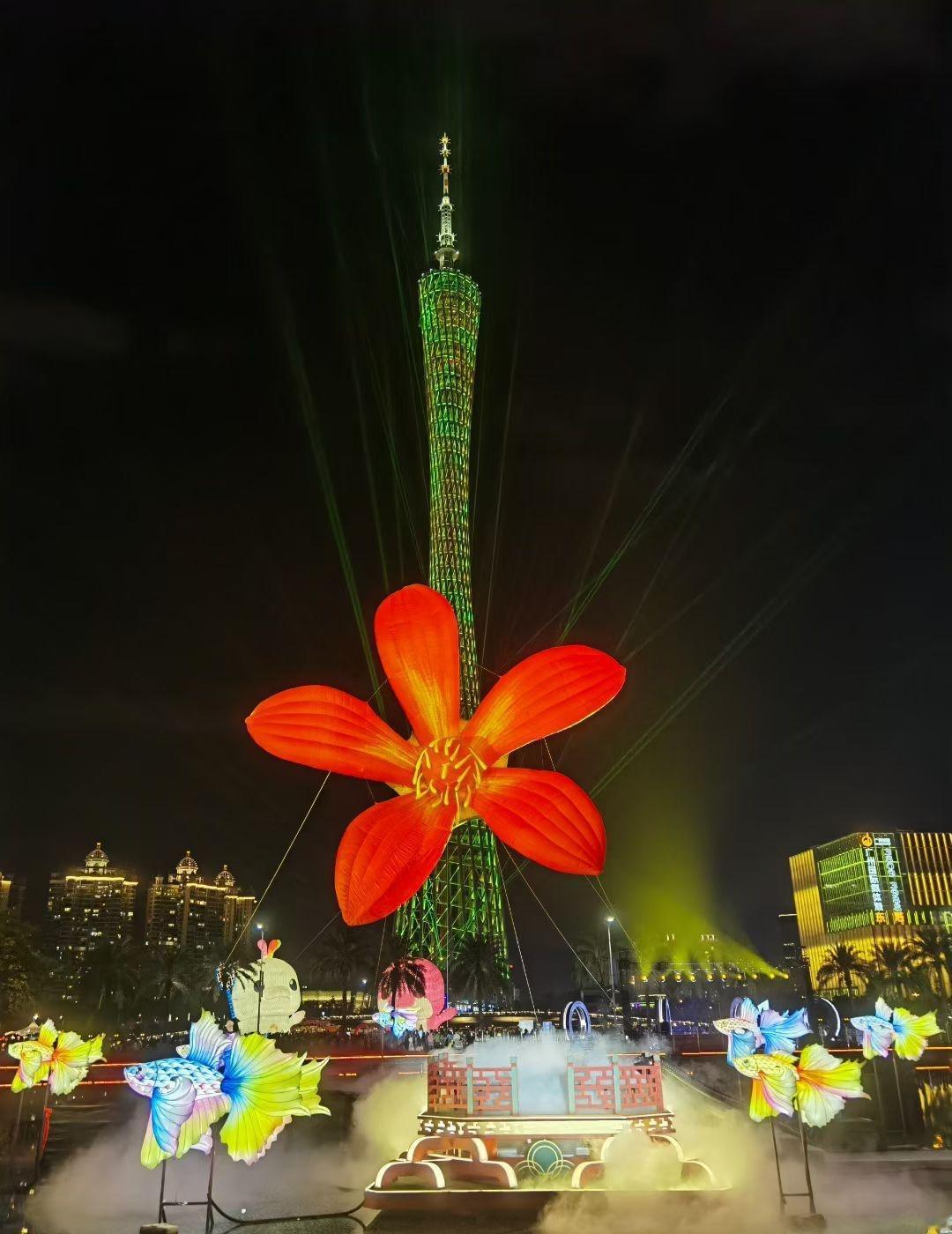 广州的夜晚多么美多么靓，来小蛮腰走走转转吧，绚烂灯光，照亮你美丽的脸。 ​