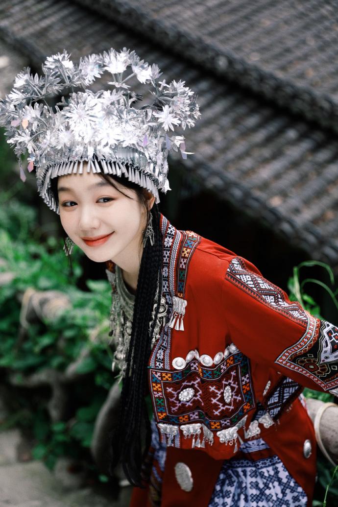 #徐梦洁首次尝试苗族少女造型# 谁懂一些个美女找准赛道的感觉！刚刚发布的这组苗疆