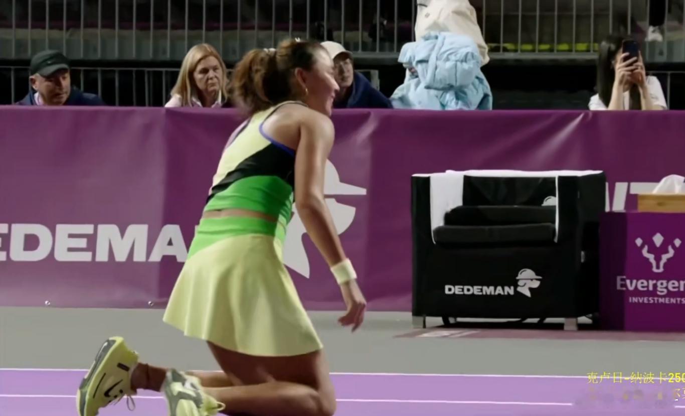 天！ 袁悦赢了！！！真不容易啊！获胜那一瞬间直接把球拍扔了...然后好像弹起来轻