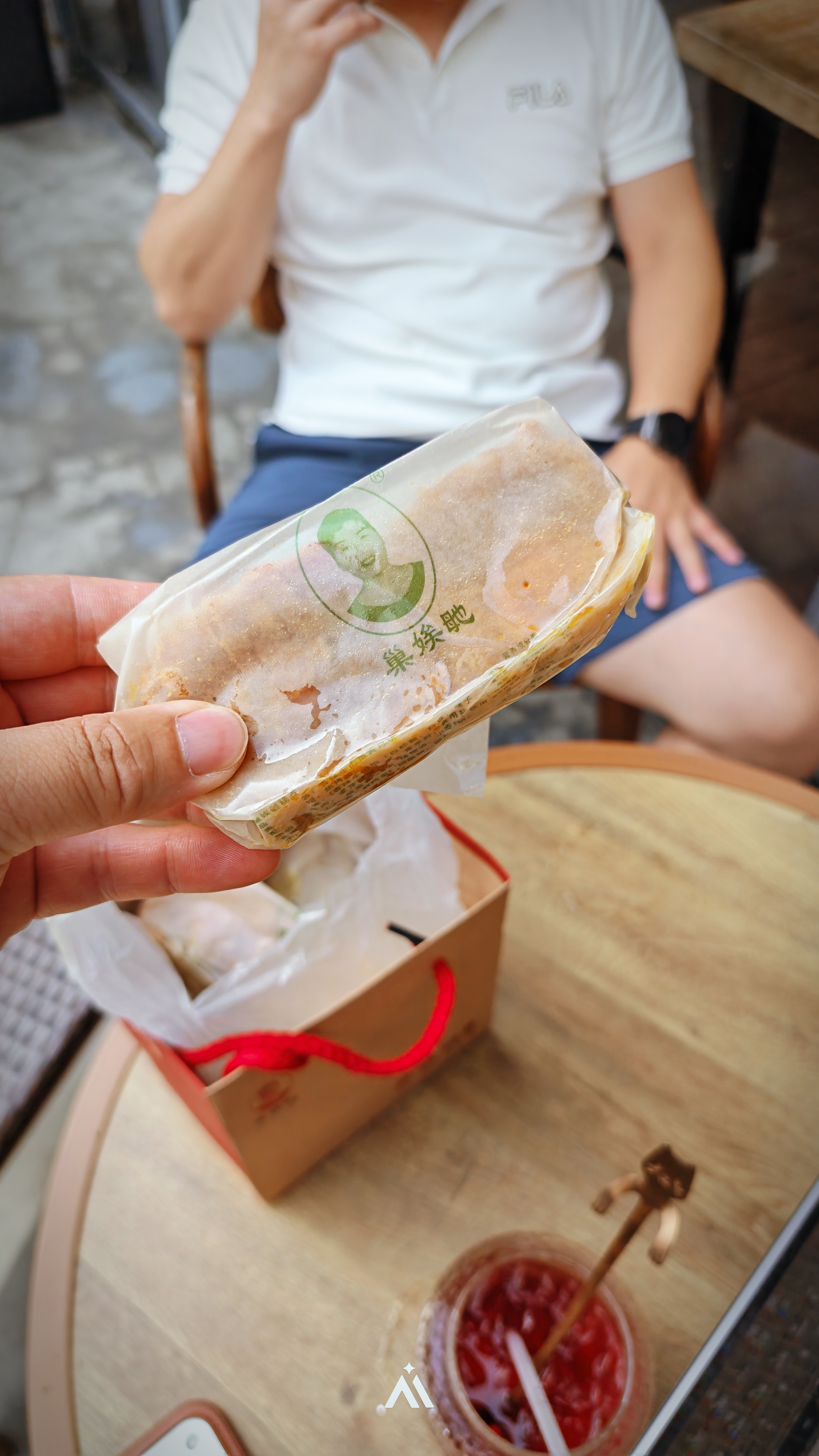 下午大哥开台启境GT7亲自来给我送月饼，说很难买到的，长沙本地的，铺垫了很多，感