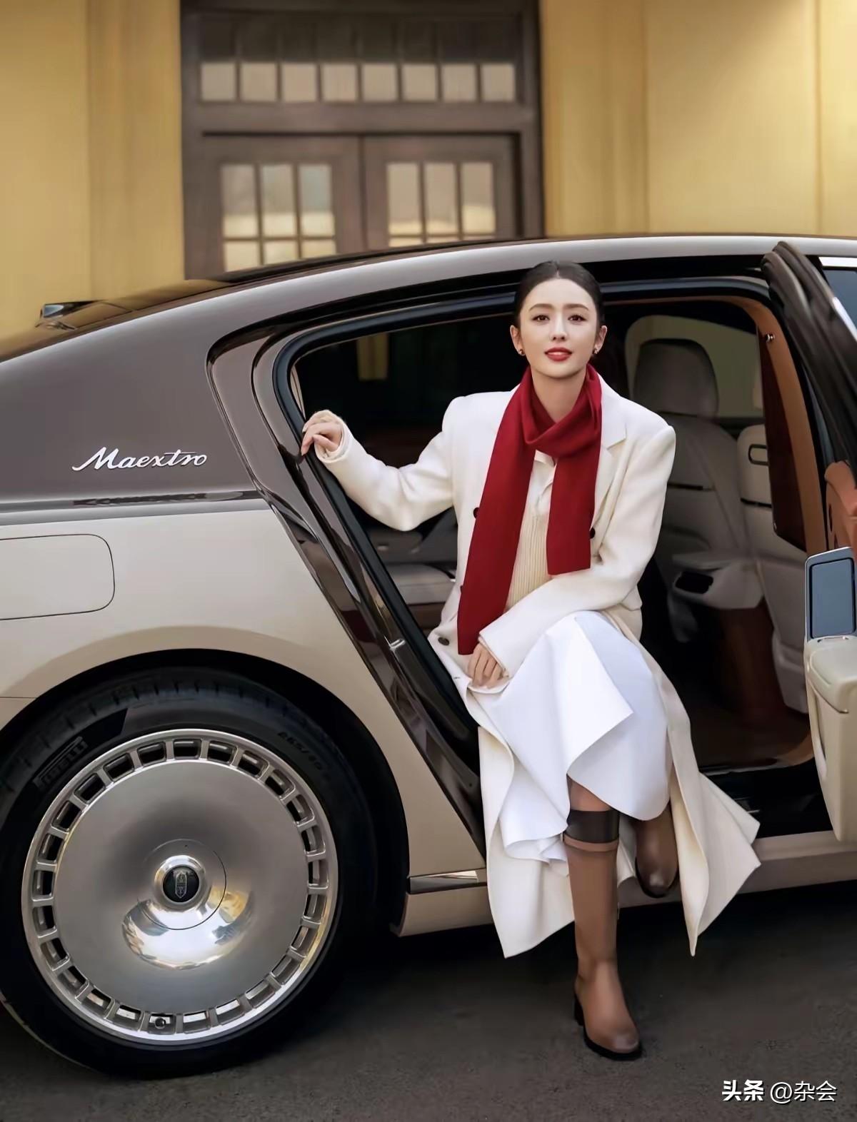 佟丽娅的新座驾揭秘！
选择尊界S800行政版，落地约85万。
对于明星来说，车不