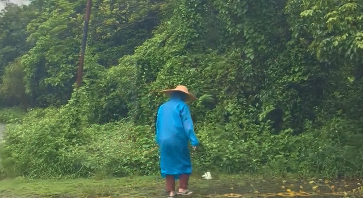 近日，网友反映：玉林某大门口停车场上有人乱丢纸巾，现场看见有人在清理了！同城热点
