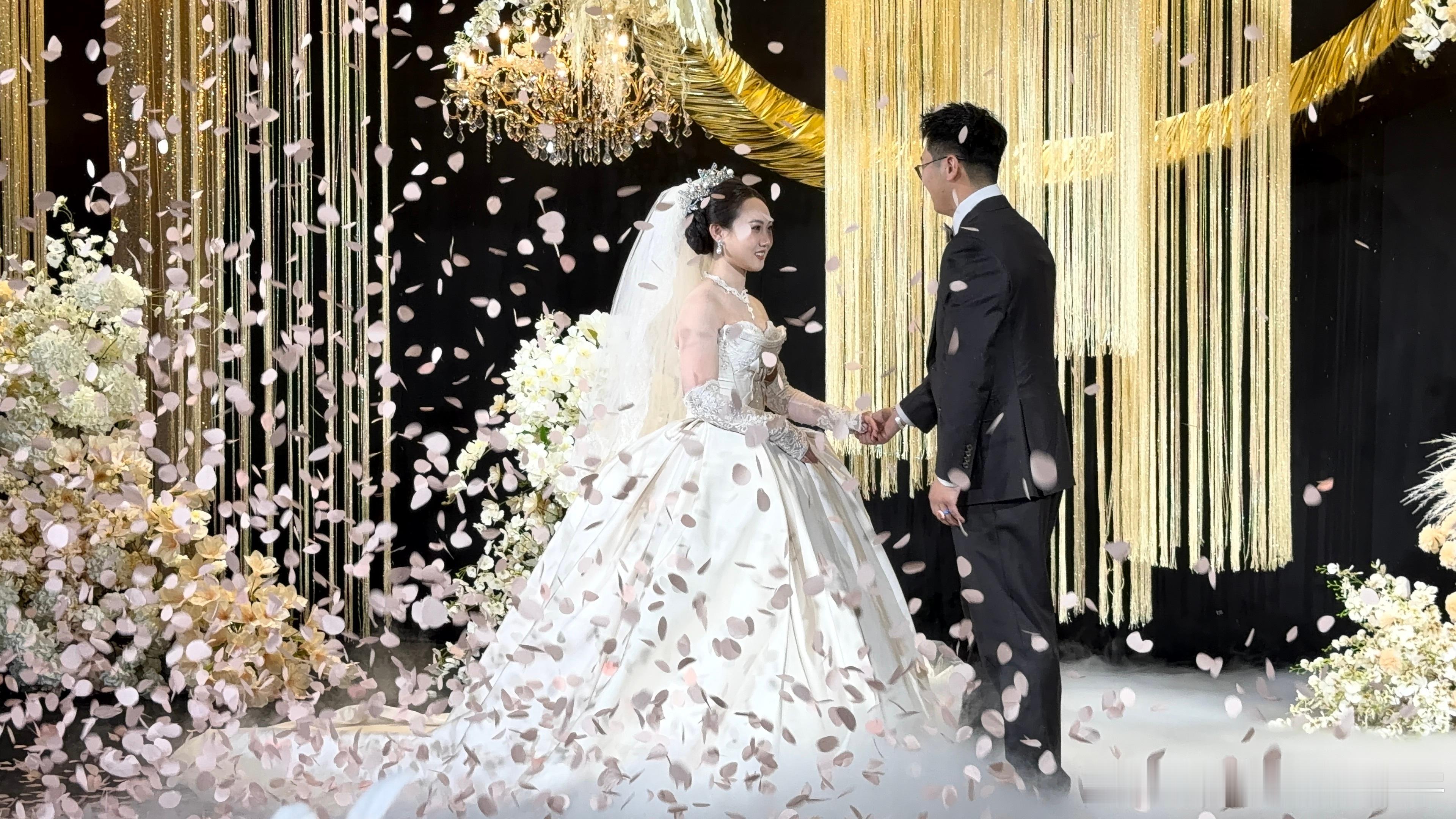 韩硕：我结婚，你们几个又唱又跳的咋回事毕竟专业氛围组，看这抓拍还行吗睡觉了，一会