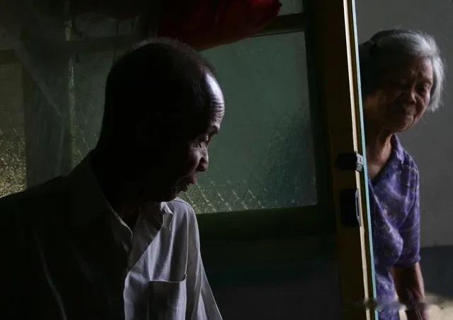 读完余华《活着》，内心委屈消散。

世间难有圆满，事事常不如愿。

福贵历经家庭