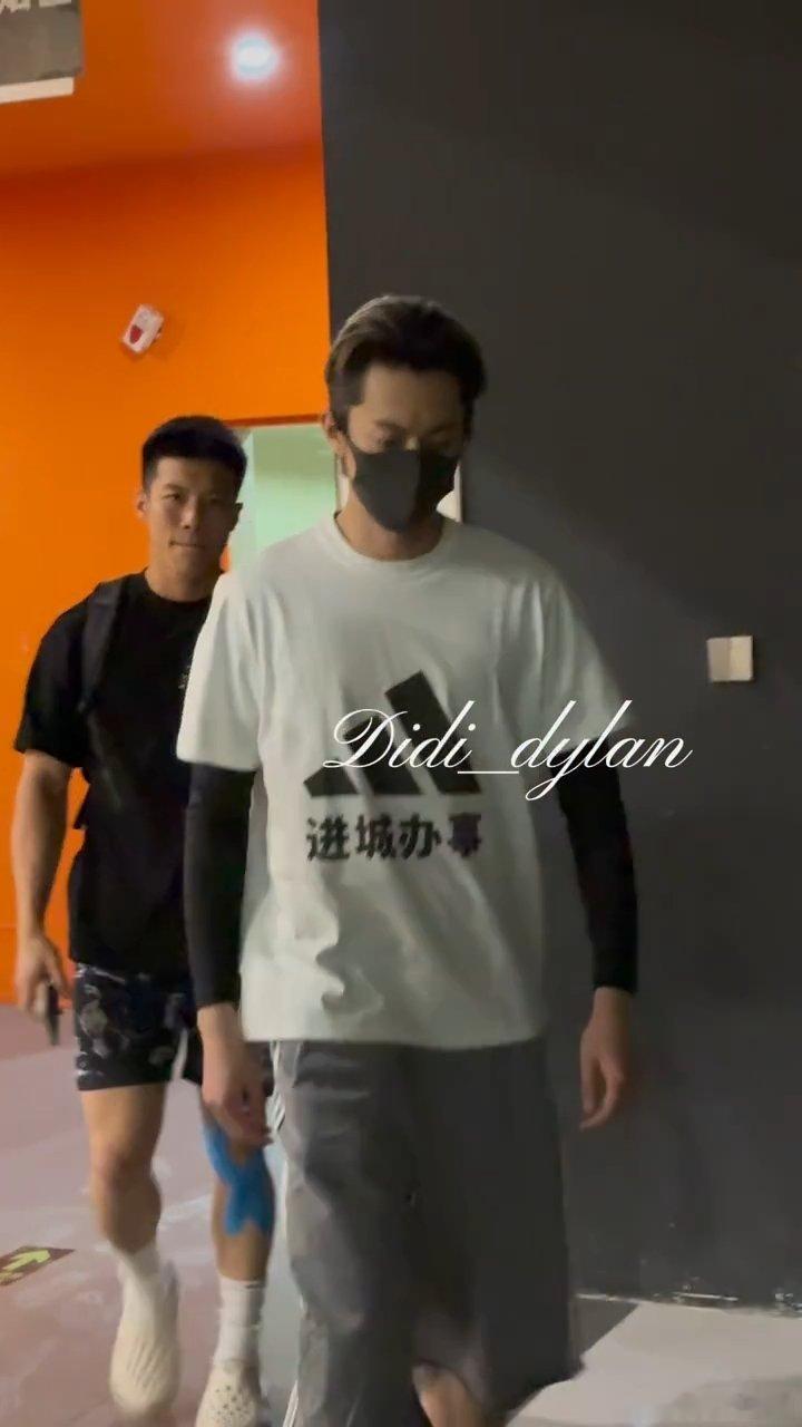 王鹤棣王鹤棣也穿了进城办事T恤王鹤棣穿进城办事T恤 王鹤棣也穿了进城办事T恤了，