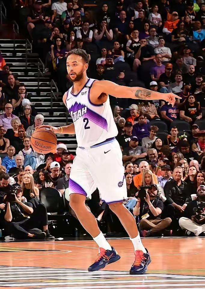 李凯尔为中国队砍下11.4分，却悄悄换回了美国护照。
归化球员的技术再强，也填不