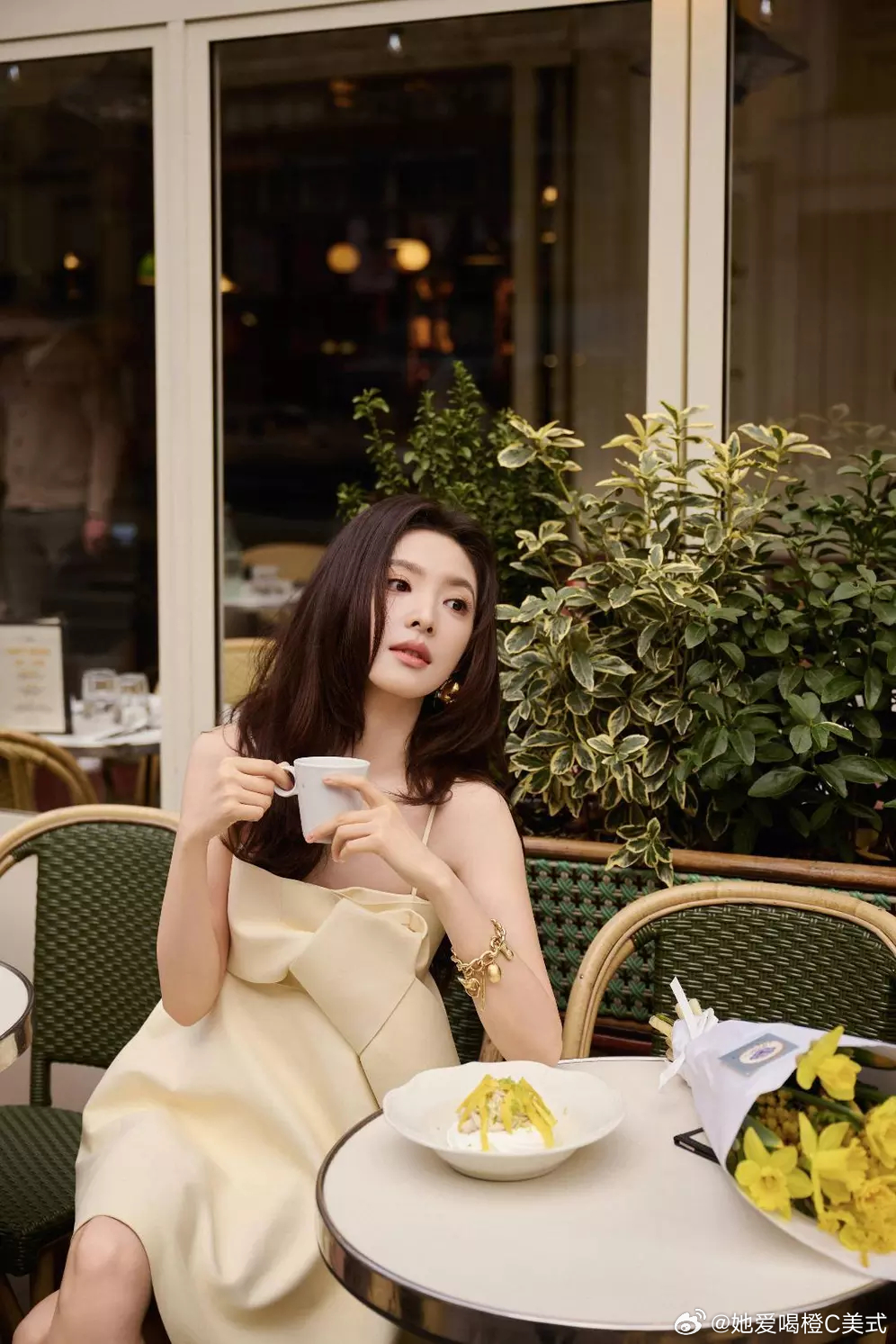 章若楠穿吊带裙性感优雅 长发微卷眼神撩人又纯又欲 