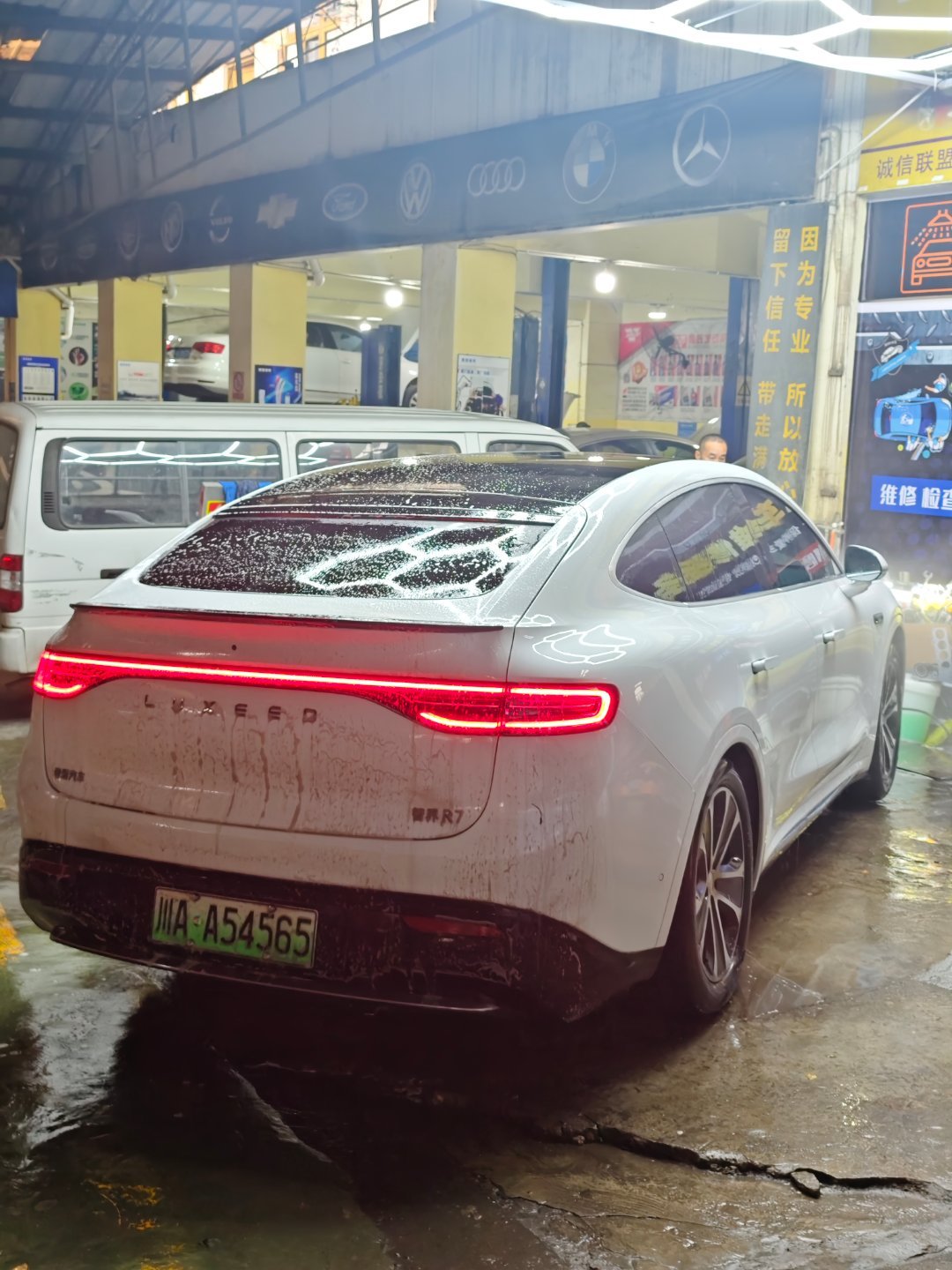 最新天天下雨，车太脏了，蹭个买保险送的洗车劵洗一下