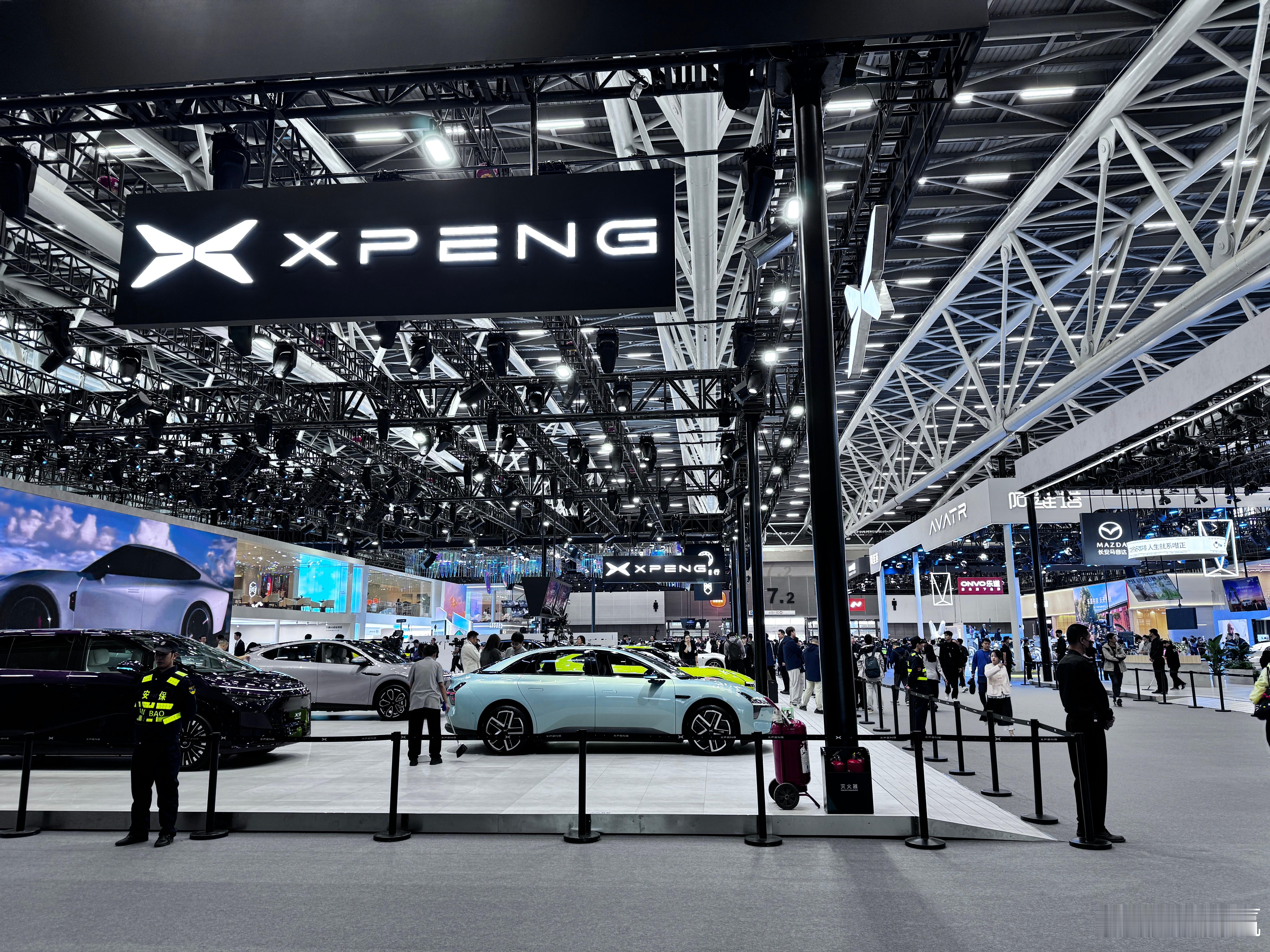 大家早上好，今天车展第一天。广州的天气有点微凉，不过相信各位今天肯定要走很多步，