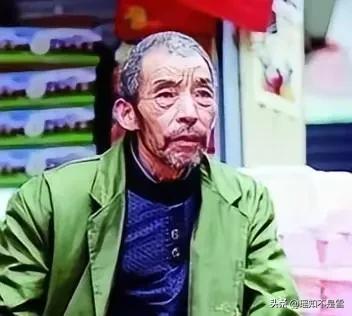 1992年，武汉街头的煎饼摊主捡到2个女婴，他终生未娶，二十年后，女儿们成了博士