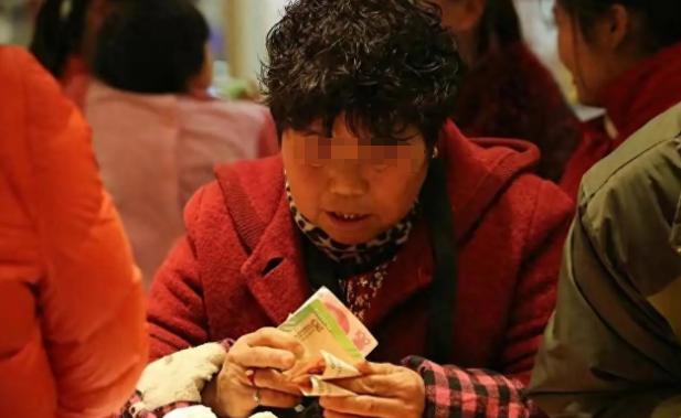 刘大妈真是气炸了，她觉得自己和别人不一样，但不管她怎么努力，法院就是不支持她。她