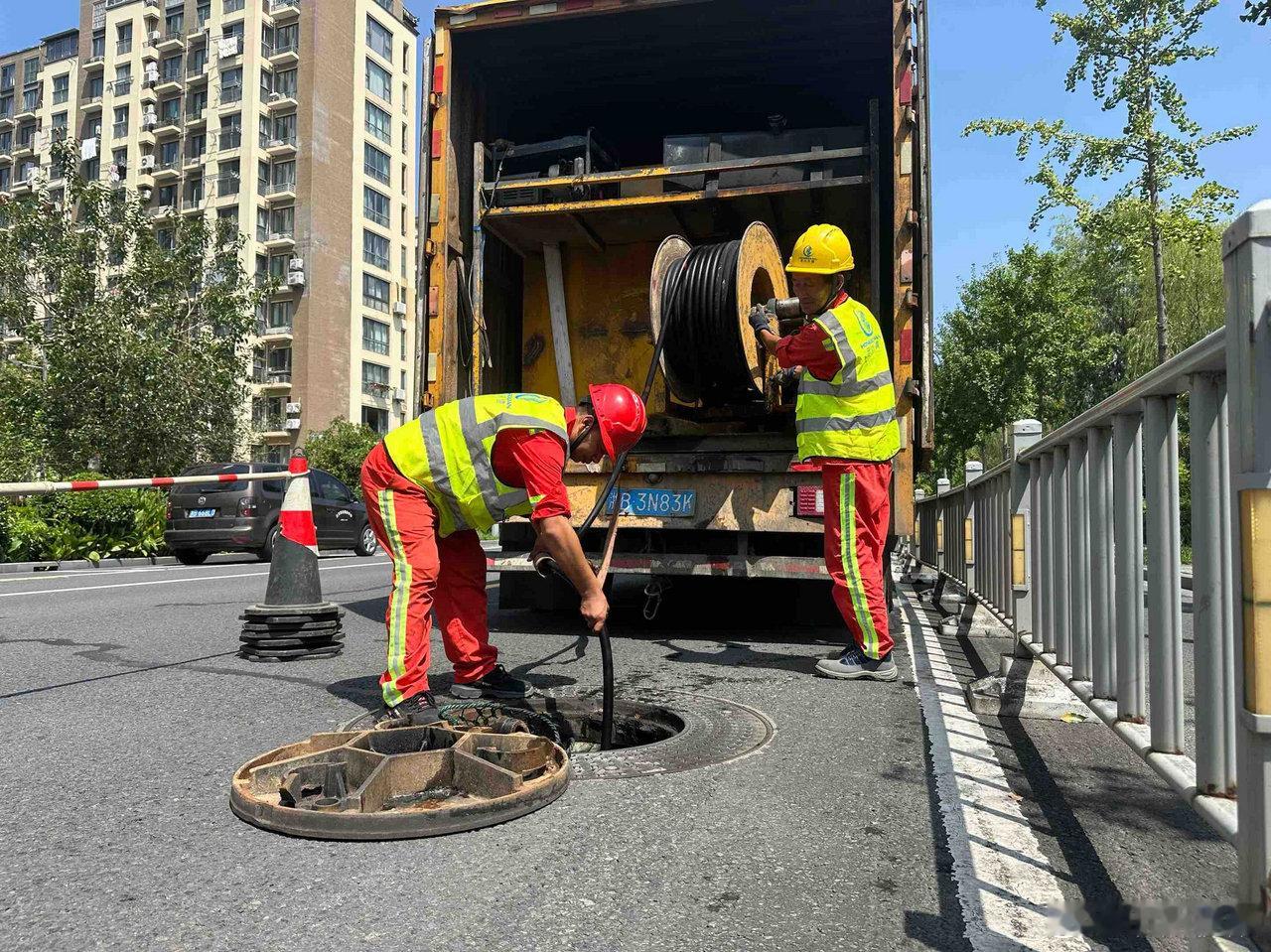 烈日下宁波水务工人守护城市地下排水管网 连日高温，宁波江北水务疏通工人陈涛、蒋业