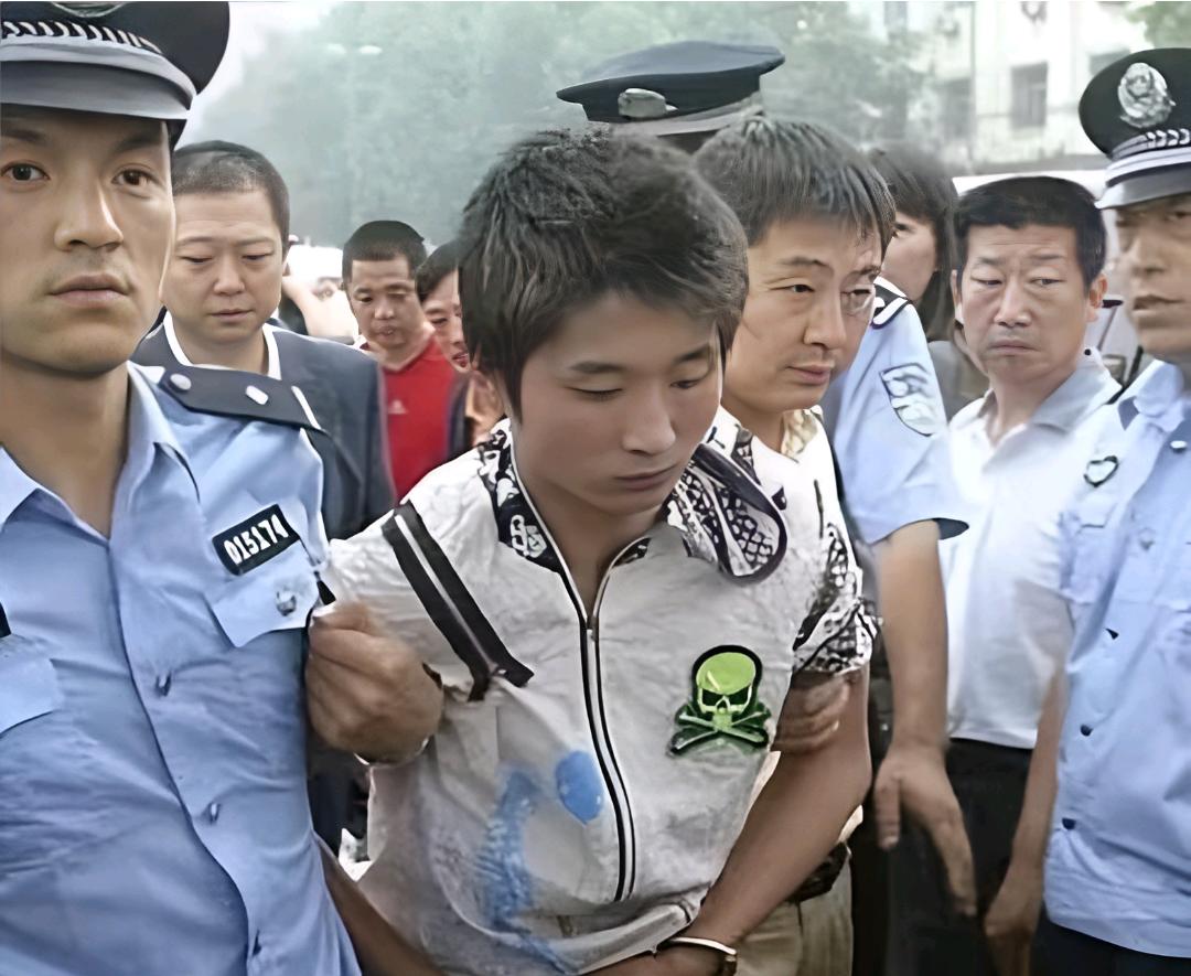 “赔多少钱都不要，就要他偿命！”2019年6月，福建福清，为儿追凶16年的王国华