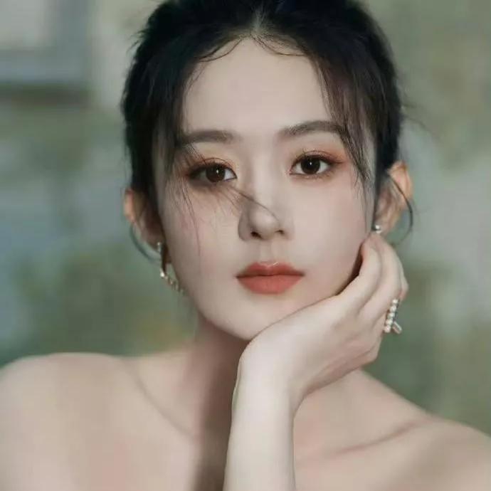 温婉优雅的少女，沉静的气质如画。温柔美少女 温婉大方的美女 温柔白裙少女 温婉气