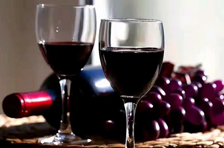 大家有没有想过一个问题，同样作为外来品，啤酒可以普及到大街小巷，红酒为啥就不行。