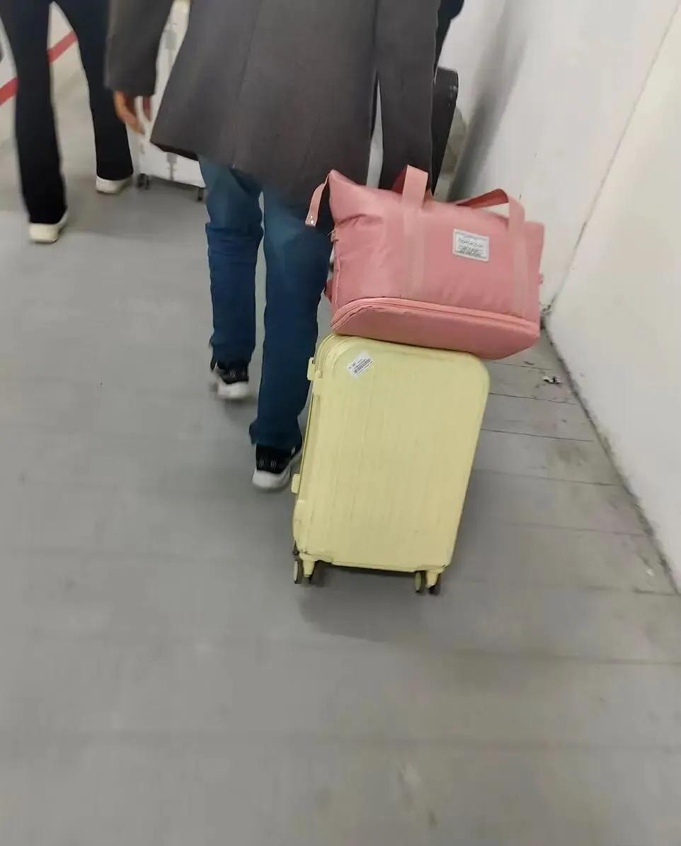 一张小小的车票，两串忍不住的眼泪！爸爸悄悄买了张短途票走进车站，就为了帮女儿把最