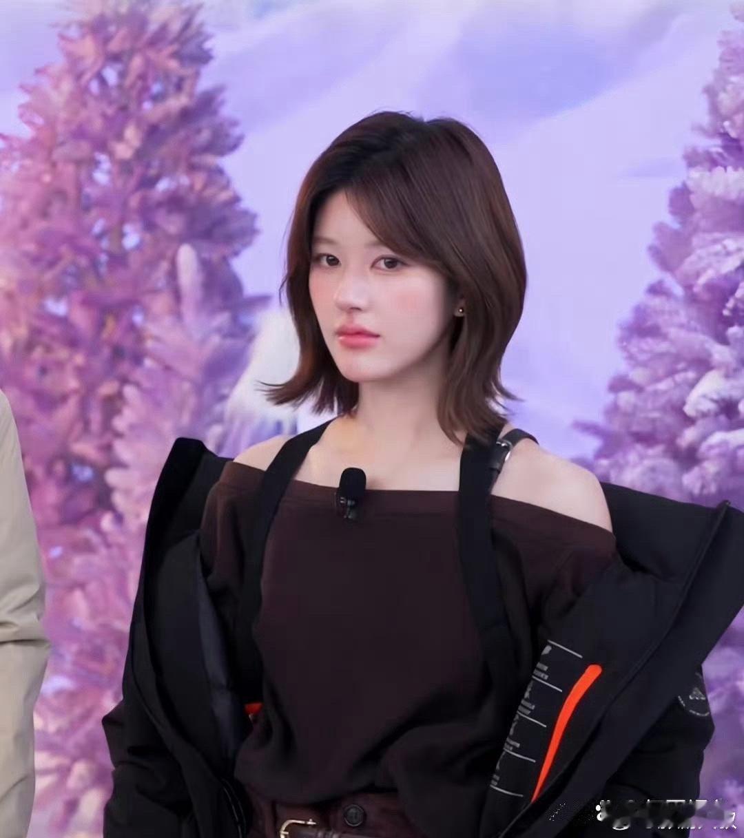赵露思直播时的样子太美了，妆容清新自然，看起来特别舒服 