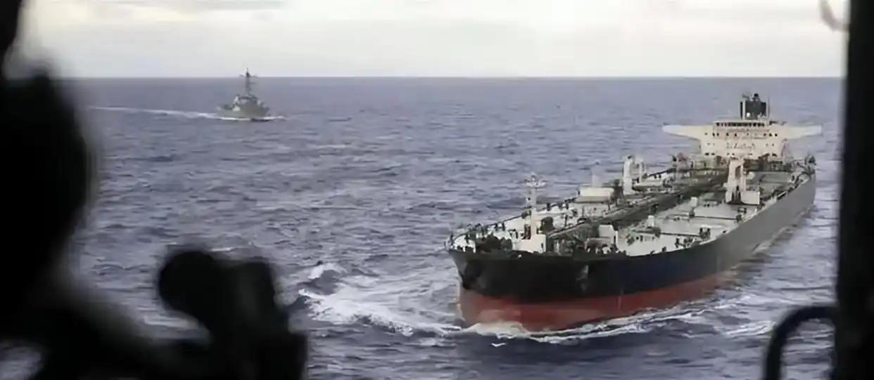 美军机在阿曼湾公然开火，击瘫一艘7万吨级中国相关商船。全球一片沉寂，国际社会齐齐