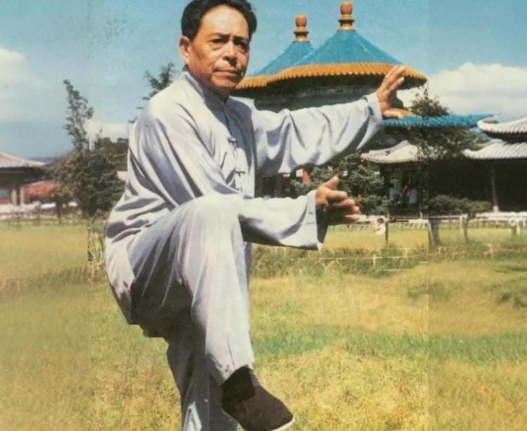 1981年，武术家冯志强与库玛在京城体育学院比武切磋，库玛一上来就用勾拳攻击，冯