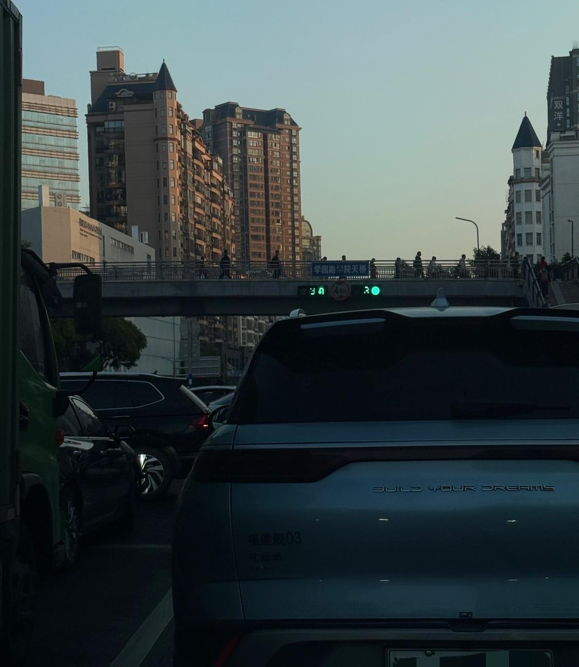 从莆田胜利街与学园街堵车扯出去

在上下学时间，走过这两条路的，都知道一定会堵。