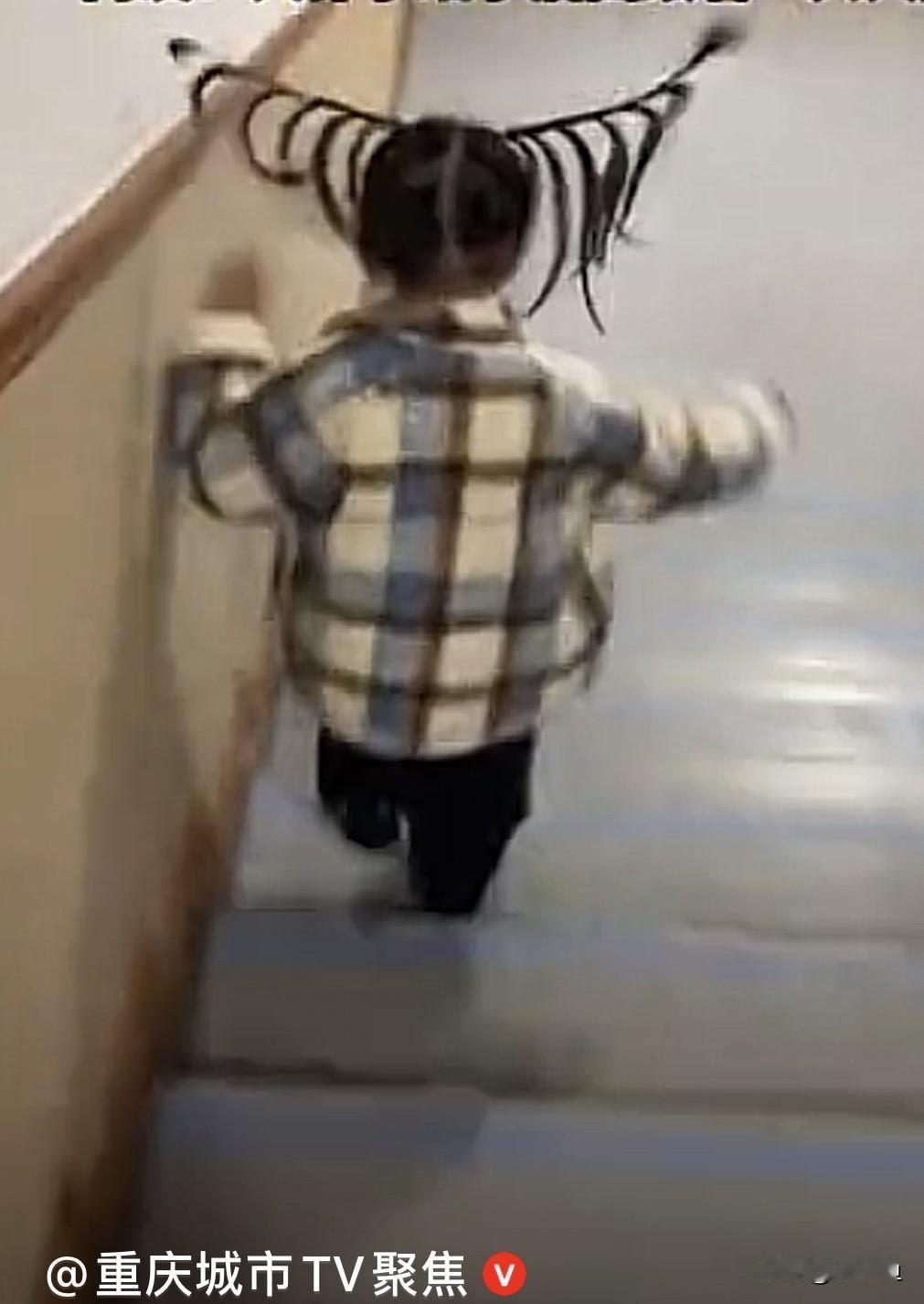 近日，网上一视频中的小女孩，头发编的辫子太可爱了，像哪吒中的石矶娘娘，小女孩走路