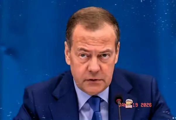 俄罗斯前总统梅德韦杰夫今天发文说：“让美国再次伟大（MAGA）= 让丹麦再次变小