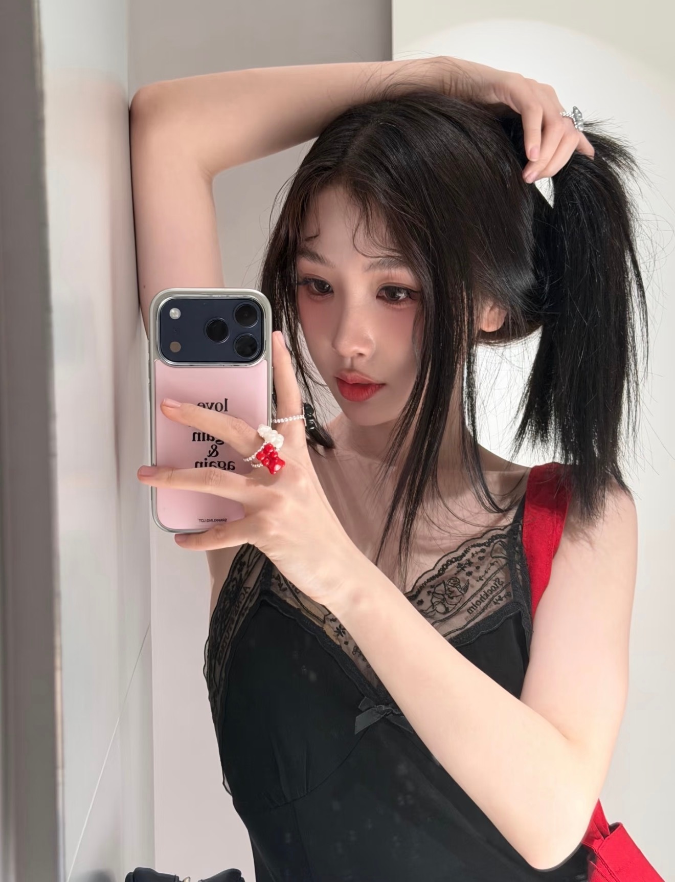 虞书欣虞书欣脆脆鲨品牌代言人虞书欣 “人间山高水远 心中有玫瑰 心中有桔梗 爱不