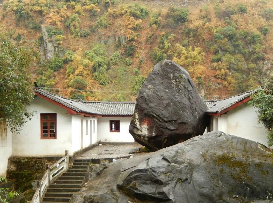 1983年怒江一中学突然飞来一颗将近500吨的巨石，稳稳地立在院子中央，并且只毁