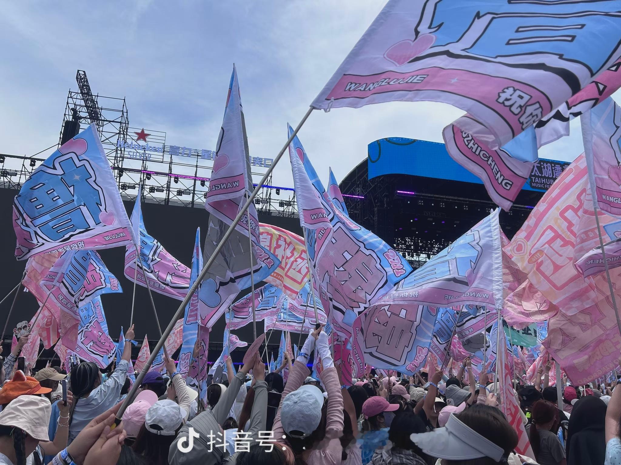 橹穆 时代峰峻我已经好几次看到橹穆维权了 到底发生了什么？(蓝粉色很好看) 