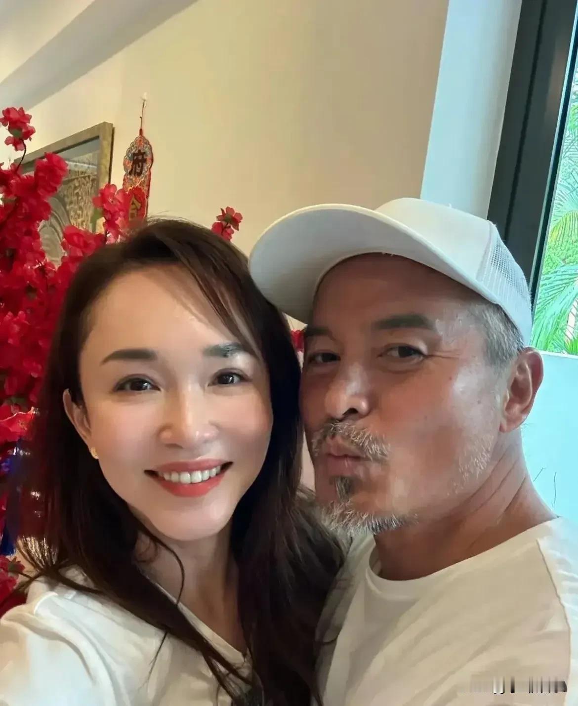 不知道的以为他们是老夫少妻，实际上范文芳比老公还大几个月呢！男主角硬生生熬成了爹