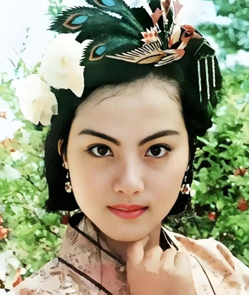 1995年，28岁的乐韵纵身一跃，从13楼窗台跳了下来，她发泄般地狂呼：死了吧！