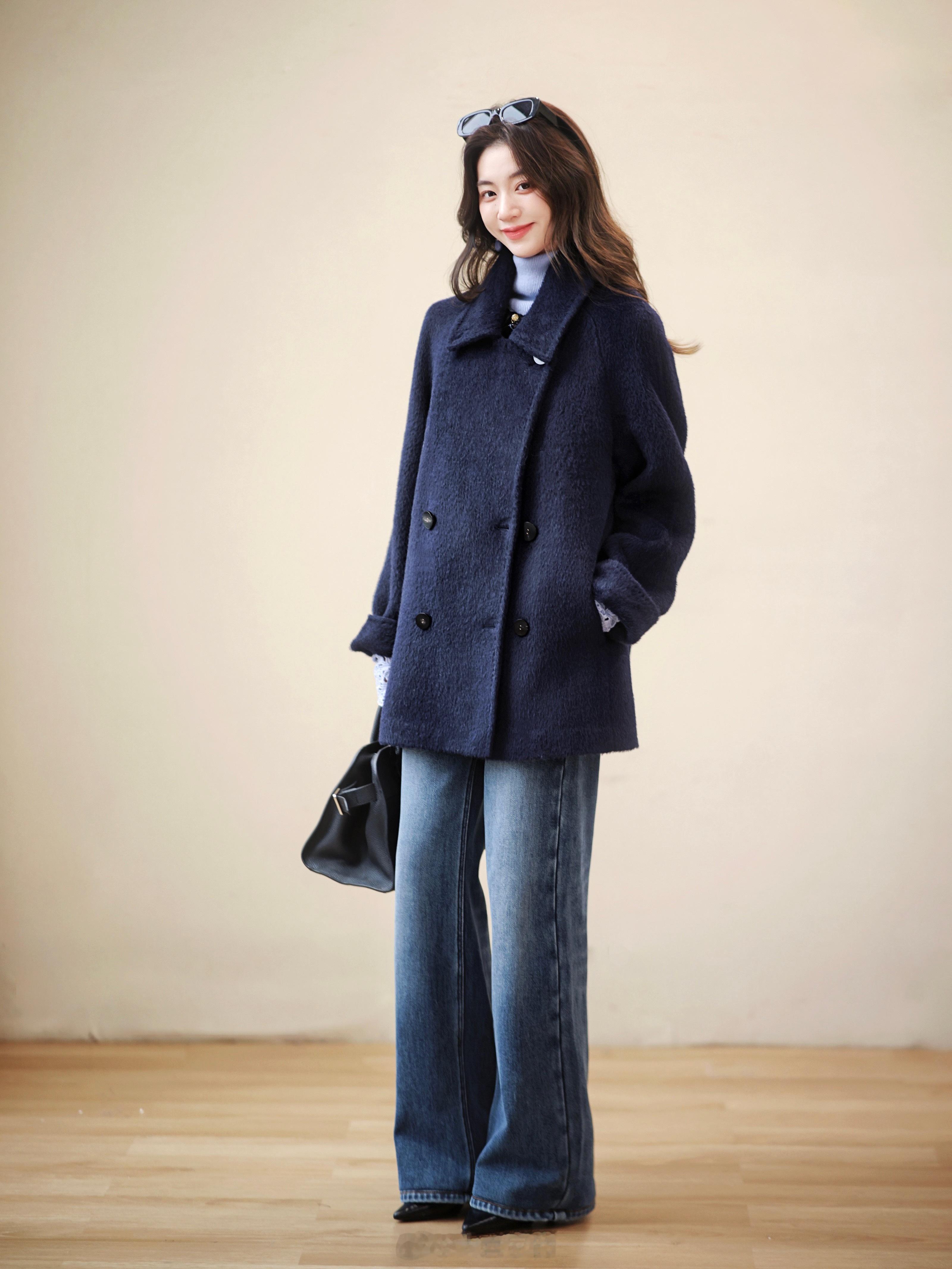 本苏力脑袋又来了嘿嘿嘿～显白两个度的蓝 姐妹们一定会爱上吧！中长版型 盖住pp和