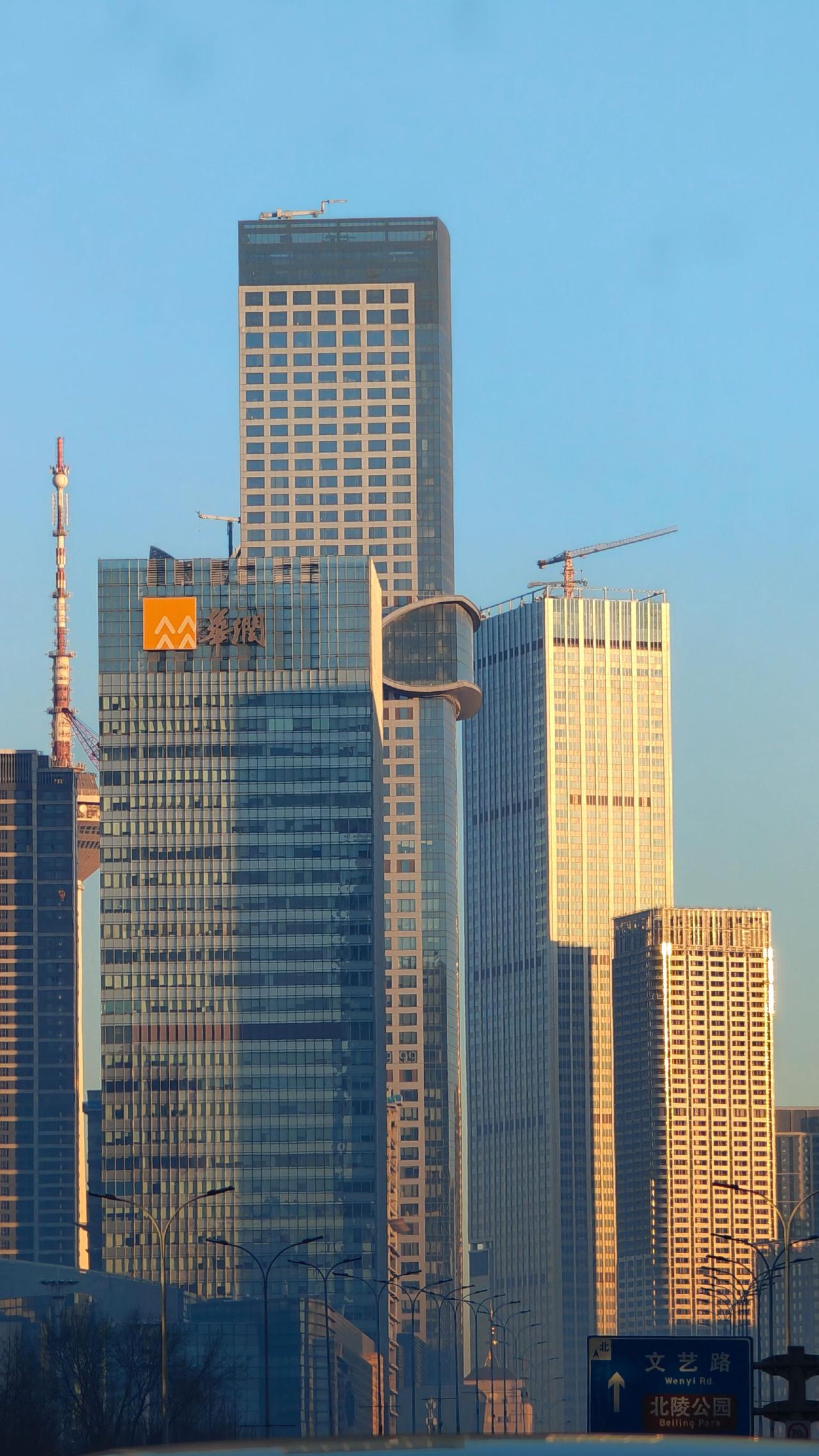 沈阳青年大街又诞生一个地标建筑！随着金廊公馆塔冠施工即将完成，整体看着大气美观，